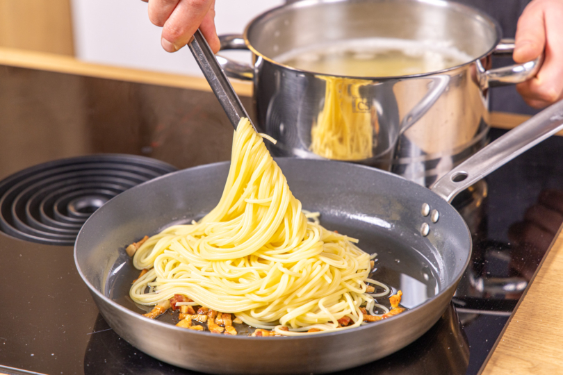 Spaghetti mit in die Pfanne geben
