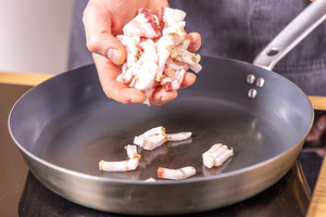 Pancetta in die Pfanne geben