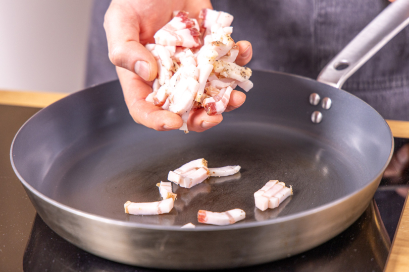 Pancetta in die Pfanne geben