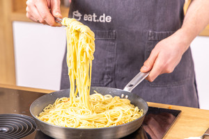 Spaghetti Carbonara gut vermengen