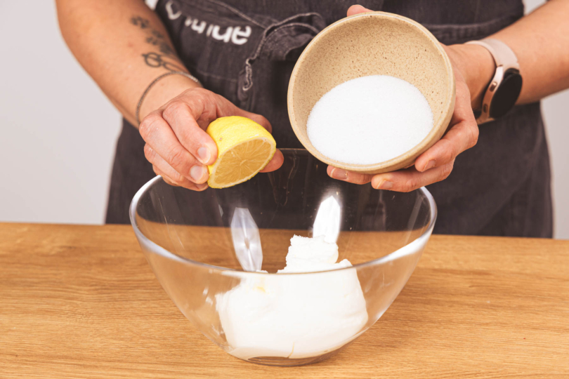 Zitronensaft und Zucker zum Quark geben