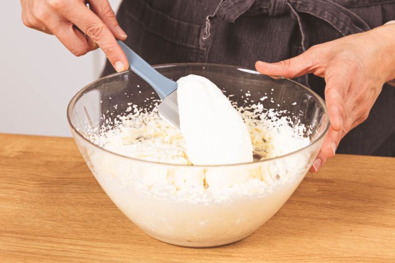 Quarkcreme zur Sahnecreme geben