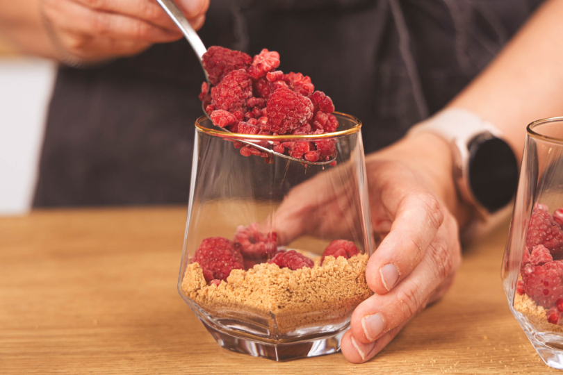 Heidelbeeren auf die Keksbrösel ins Glas geben