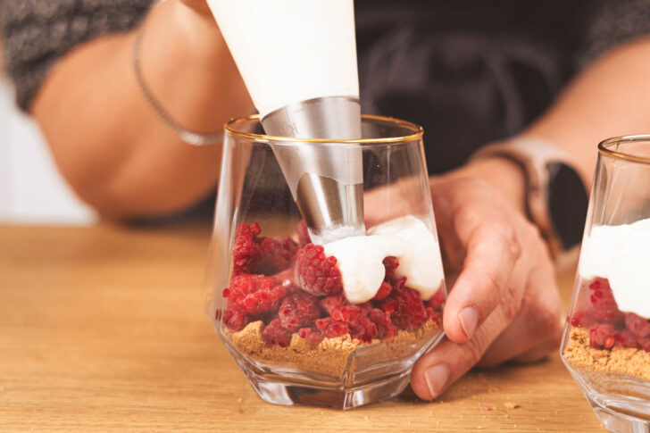 Creme ins Glas spritzen