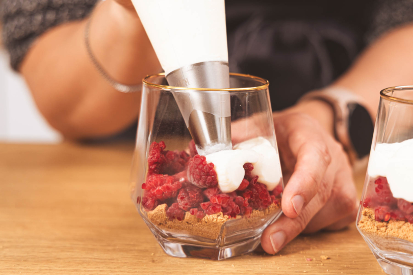 Creme ins Glas spritzen