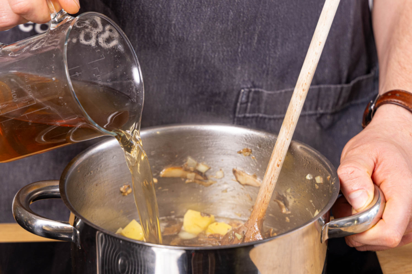 Brühe dazugießen und köcheln lassen