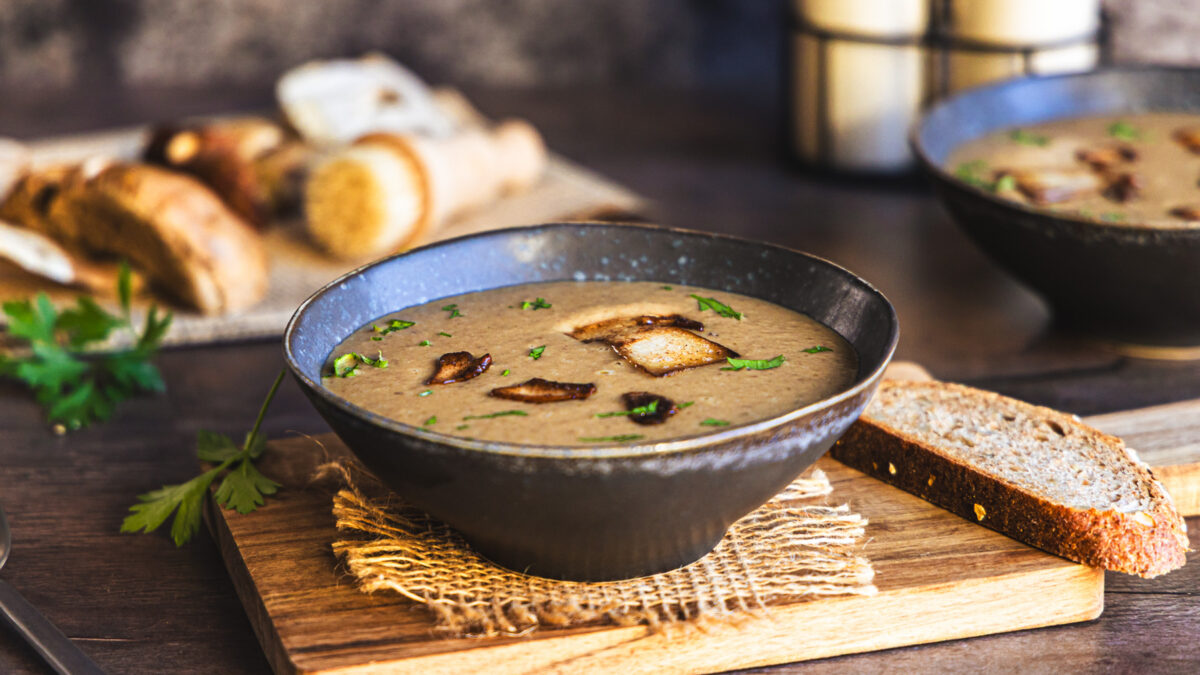 Steinpilzsuppe mit getrockneten Steinpilzen