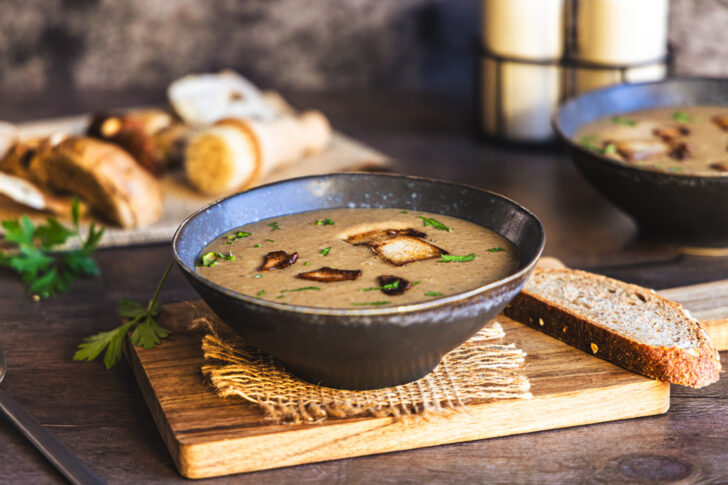Steinpilzsuppe mit getrockneten Steinpilzen