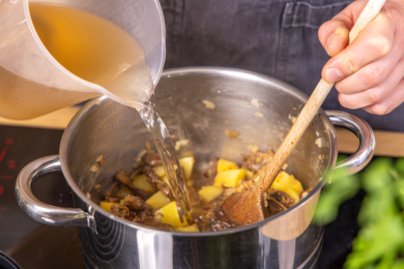 Mit Gemüsebrühe auffüllen