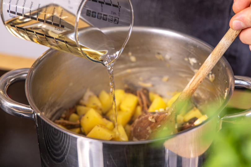 Alles mit Weißwein ablöschen