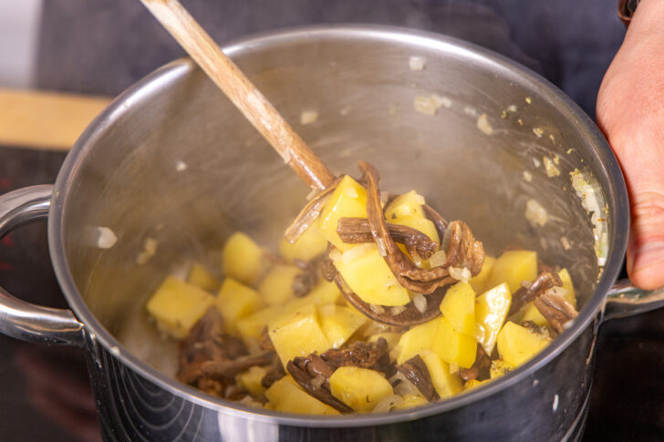 Kartoffeln und Pilze anbraten