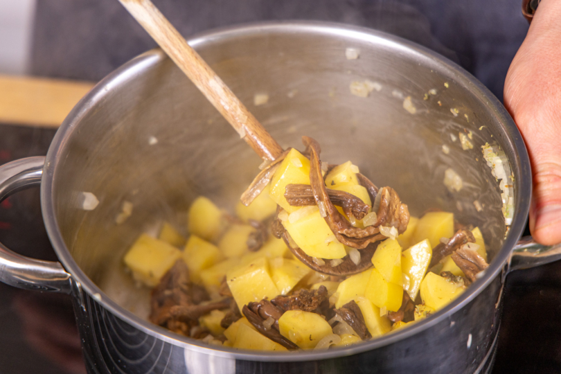 Kartoffeln und Pilze anbraten