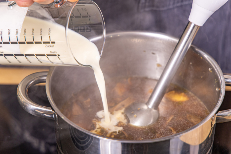 Sahne dazu gießen und pürieren