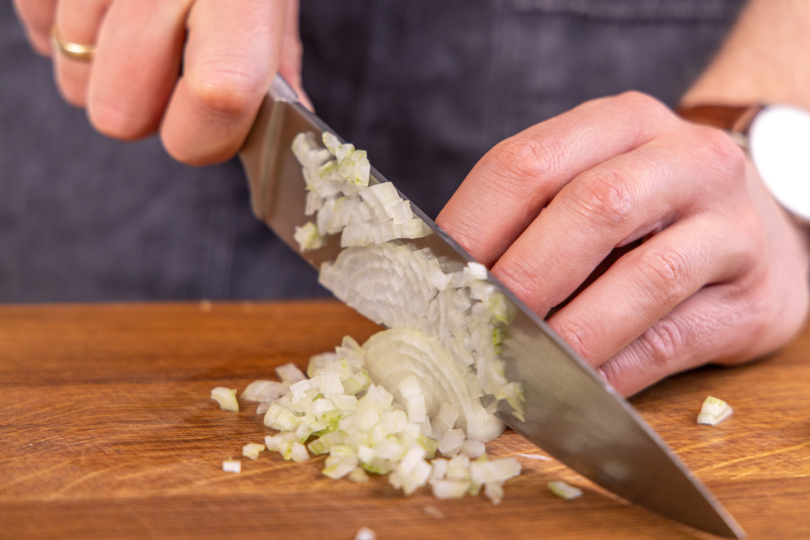 Zwiebeln klein schneiden