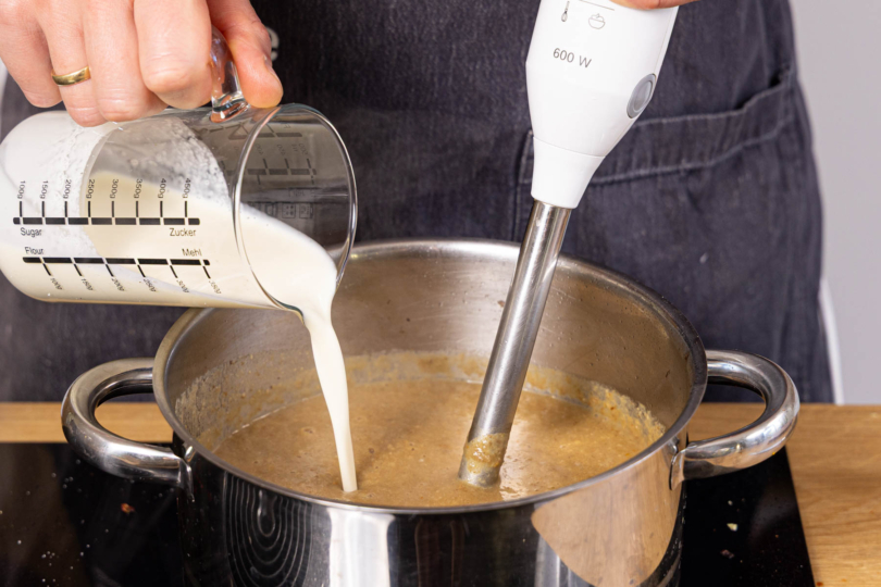 Steinpilzsuppe pürieren und Sahne dazugießen