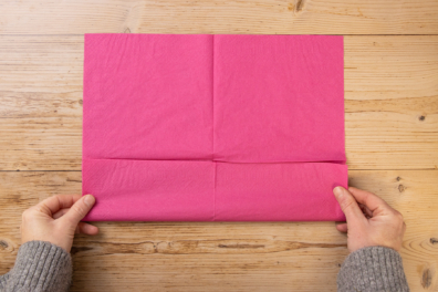 Untere Außenkante Serviette nach oben falten