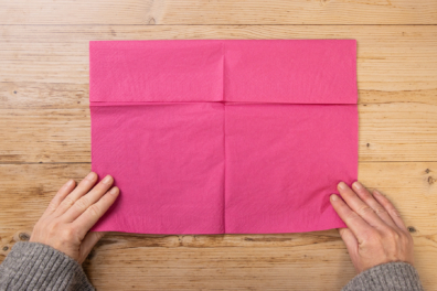 Obere Außenkante Serviette nach oben falten