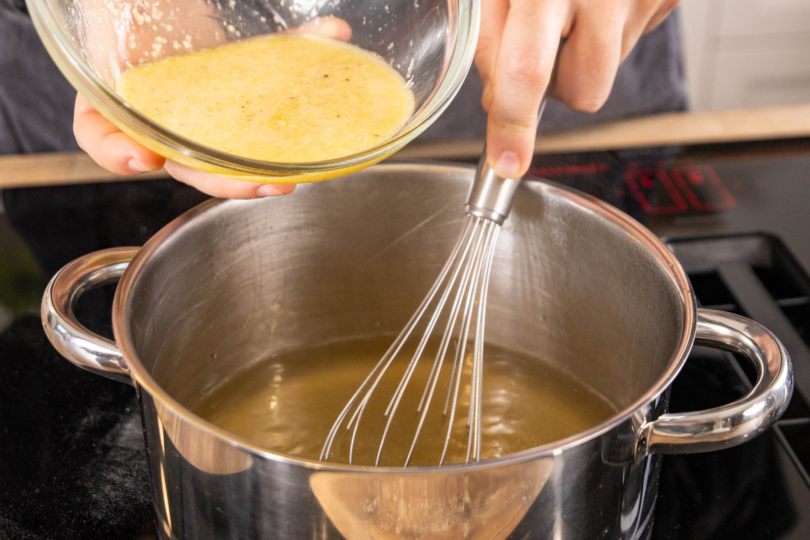 Eimasse zur Brühe geben