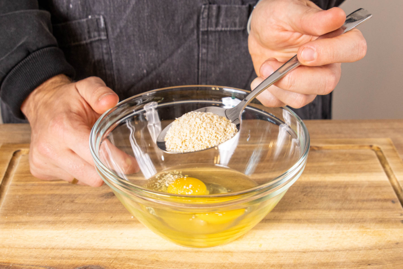 Paniermehl zum Ei geben