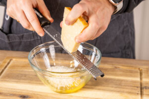 Parmesan dazureiben