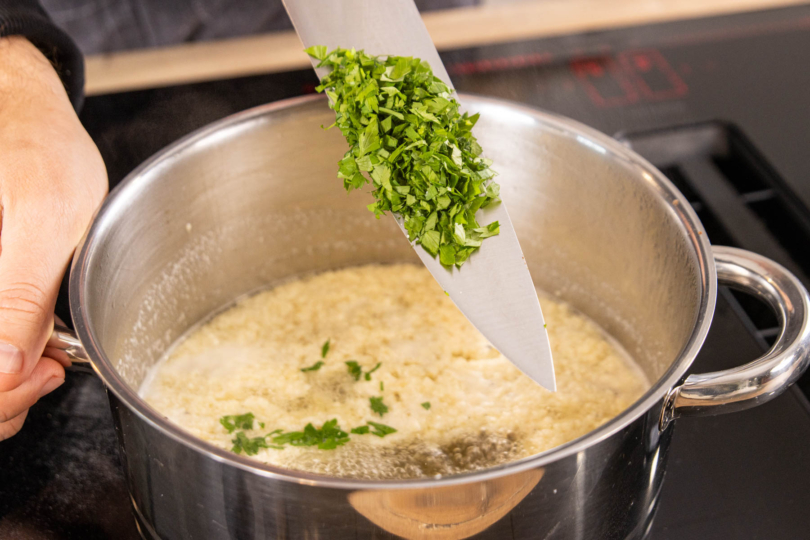 Petersilie zur Stracciatella Suppe geben