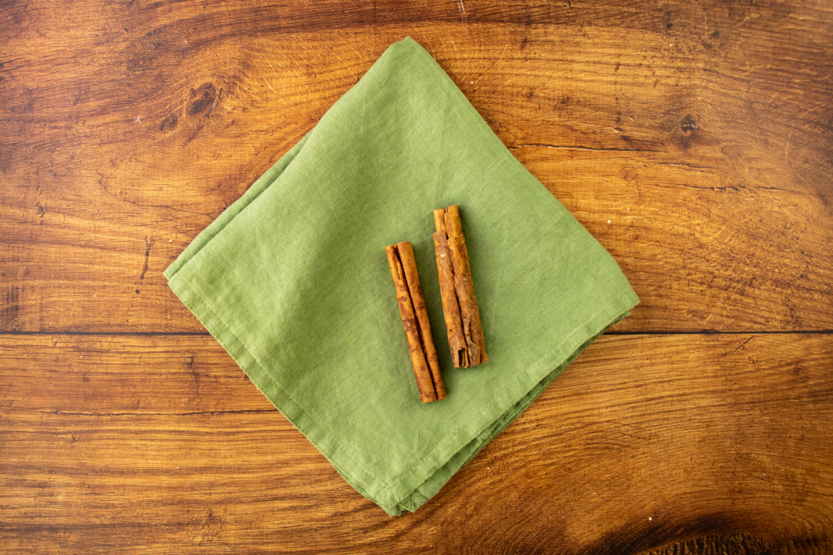 Stoffservietten und Zimtstangen