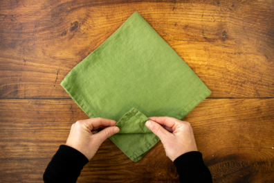 Serviettenspitze nach oben falten