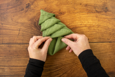 Tannbaum Servietten mit Anleitung falten