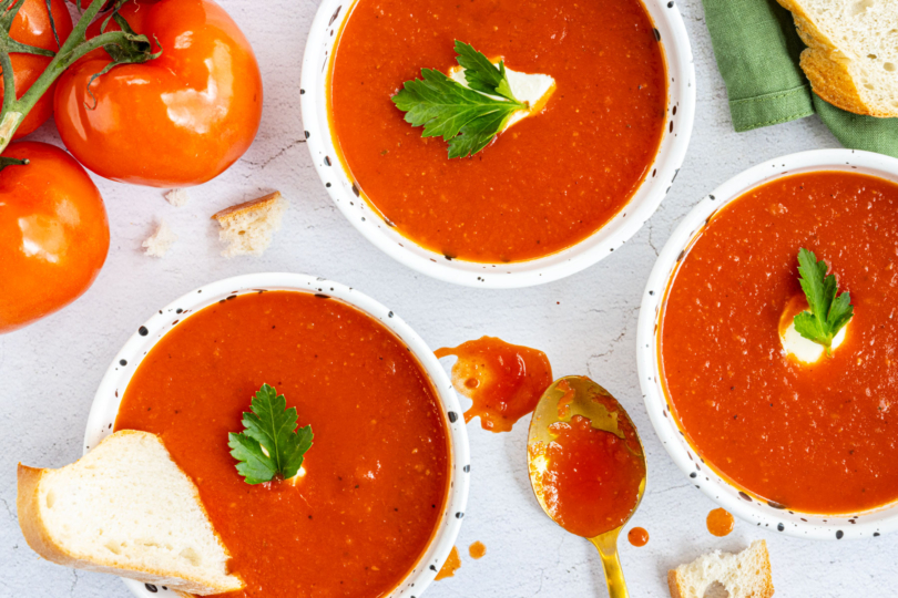 Tomatensuppe mit Dosentomaten topdown