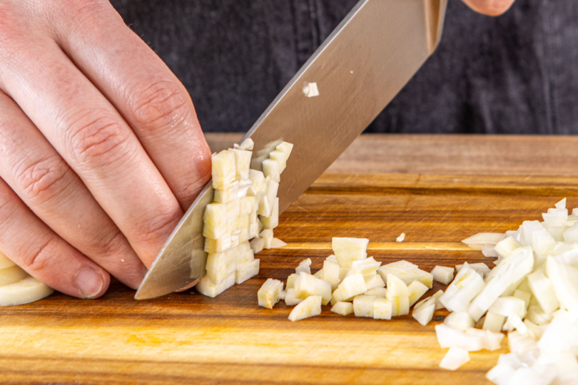 Knoblauch fein würfeln