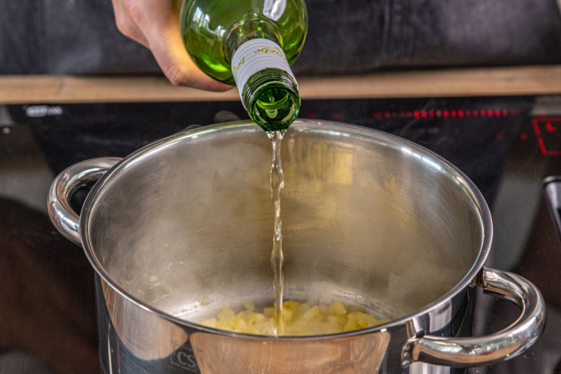 Weißwein dazugeben