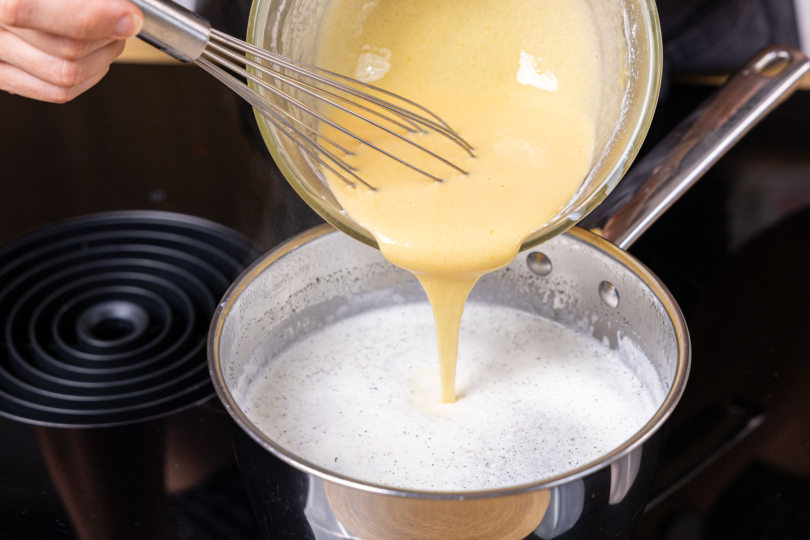 Pudding in den Topf geben