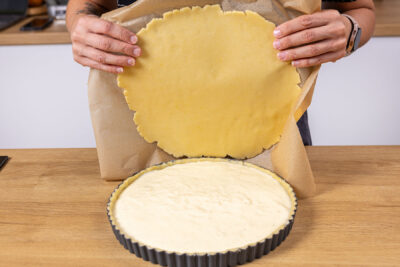 Mit dem übrigen Teig die Torta della nonna abdecken