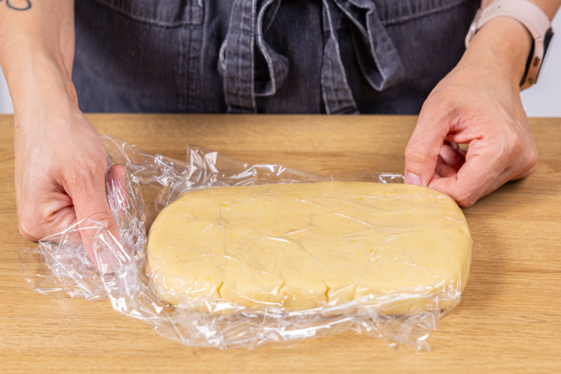 Teig in Frischhaltefolie wickeln