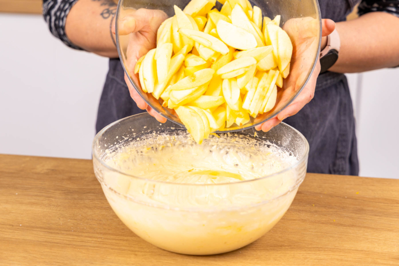 Äpfel zum Teig geben