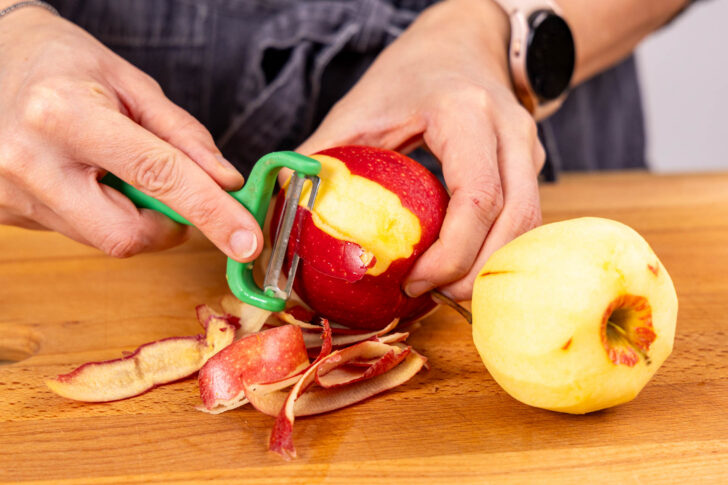 Äpfel schälen