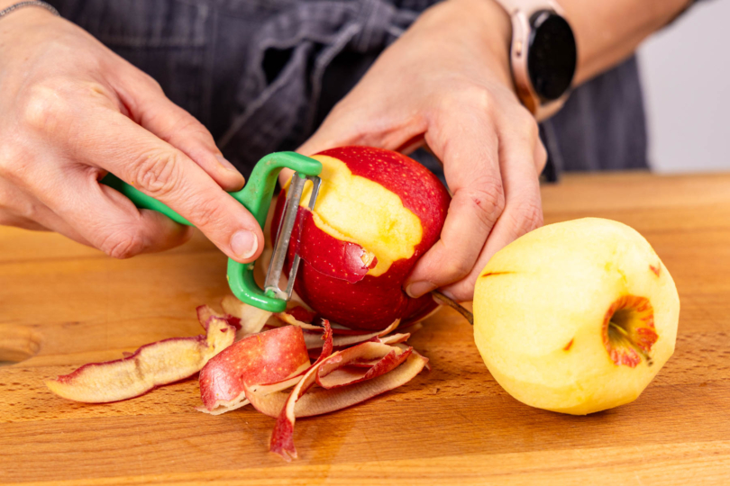 Äpfel schälen