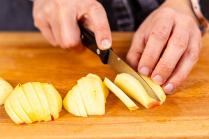 Äpfel für den Apfelkuchen schneiden