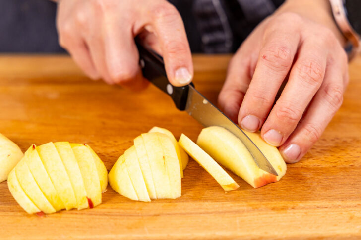 Äpfel für den Apfelkuchen schneiden