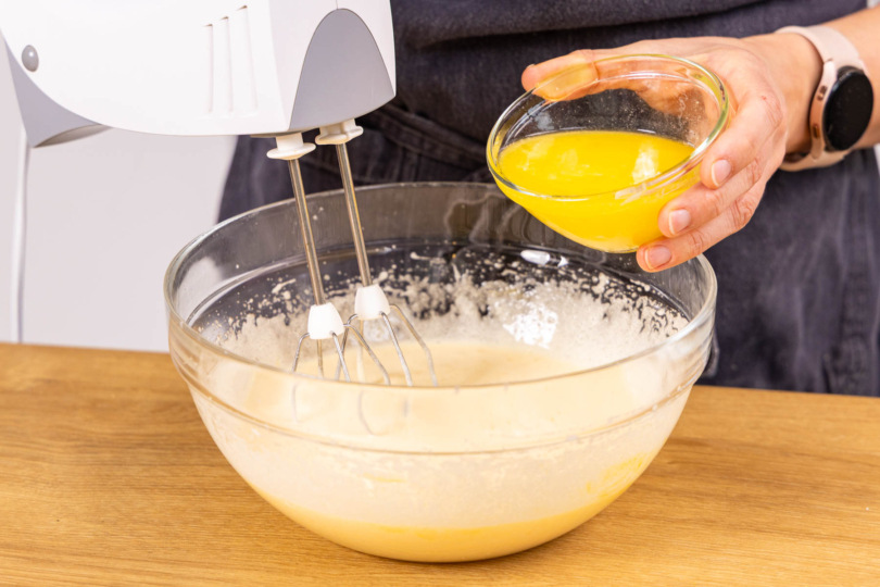 Butter zum Teig geben