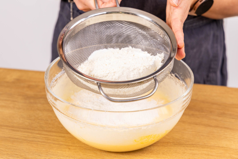 Mehl und Backpulver einsieben