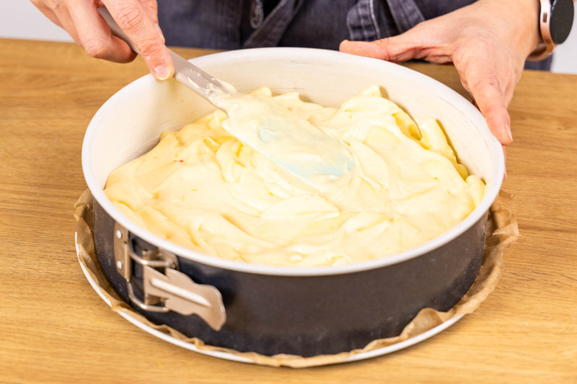 Teig für toskanischen Apfelkuchen in die Form füllen