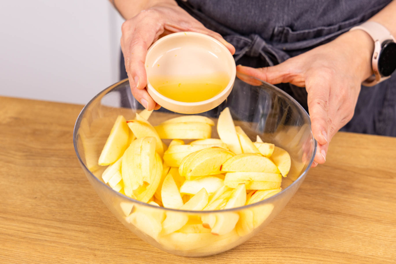 Zitronensaft über Äpfel gießen