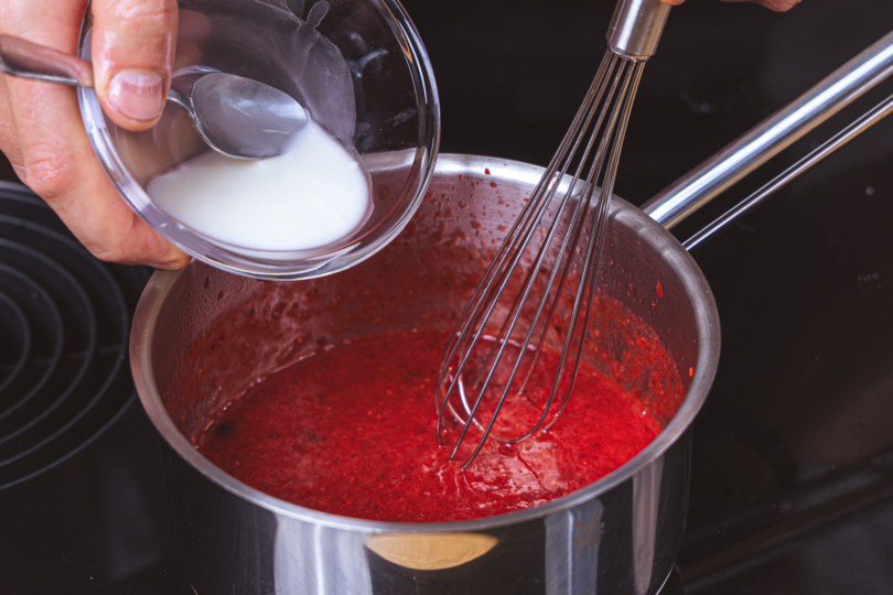 Beeren-Sauce mit Speisestärke abbinden