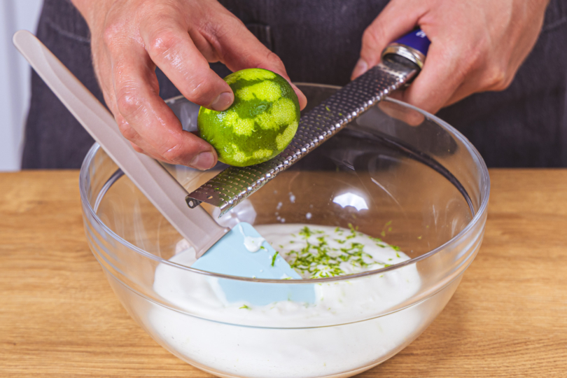 Limettenschale abreiben