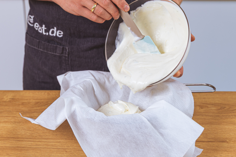Joghurtmasse in ein Passiertuch füllen