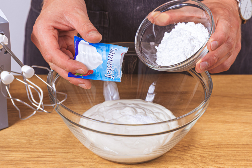 Sahne mit Puderzucker und Sahnesteig aufschlagen