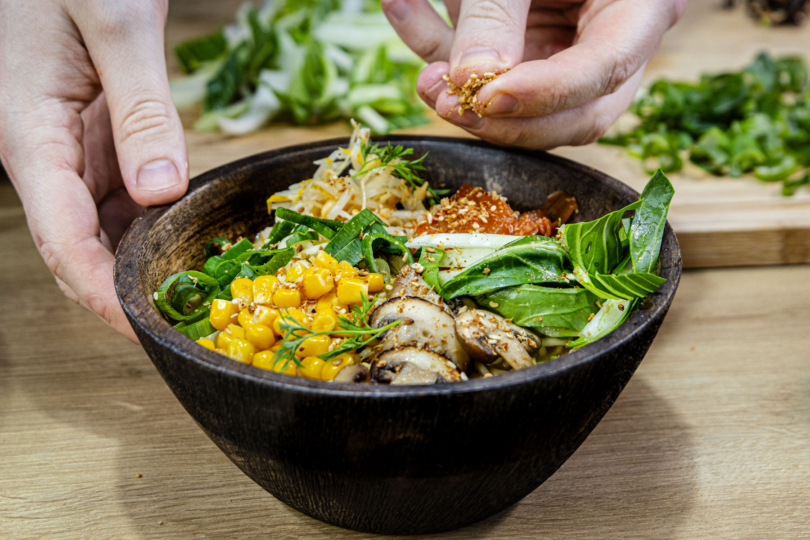 vegetarische Ramen anrichten