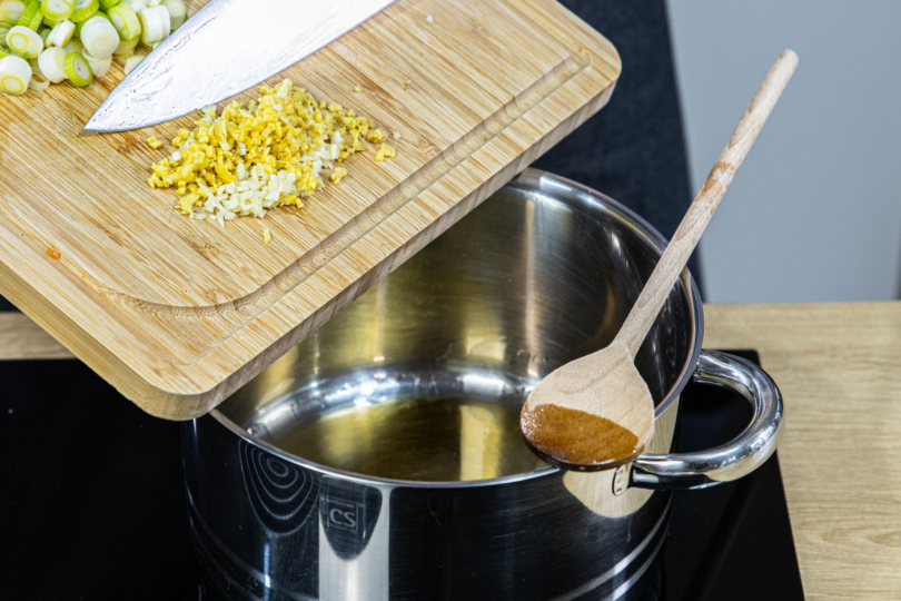 Ingwer und Zwiebel dazugeben