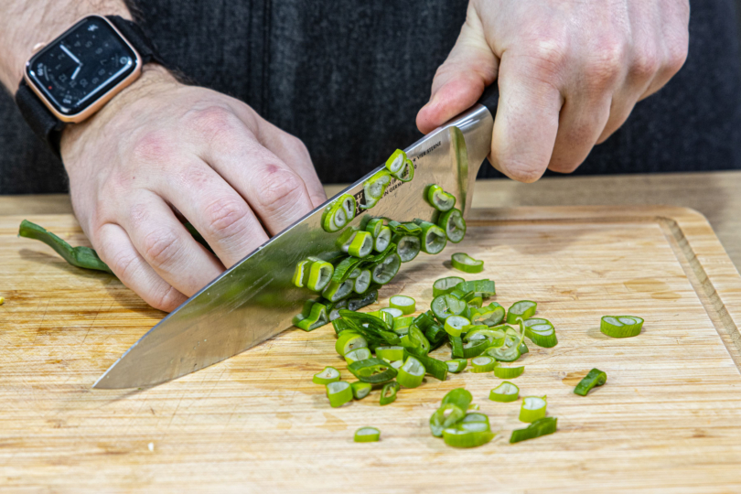 Frühlingszwiebel in Ringe schneiden